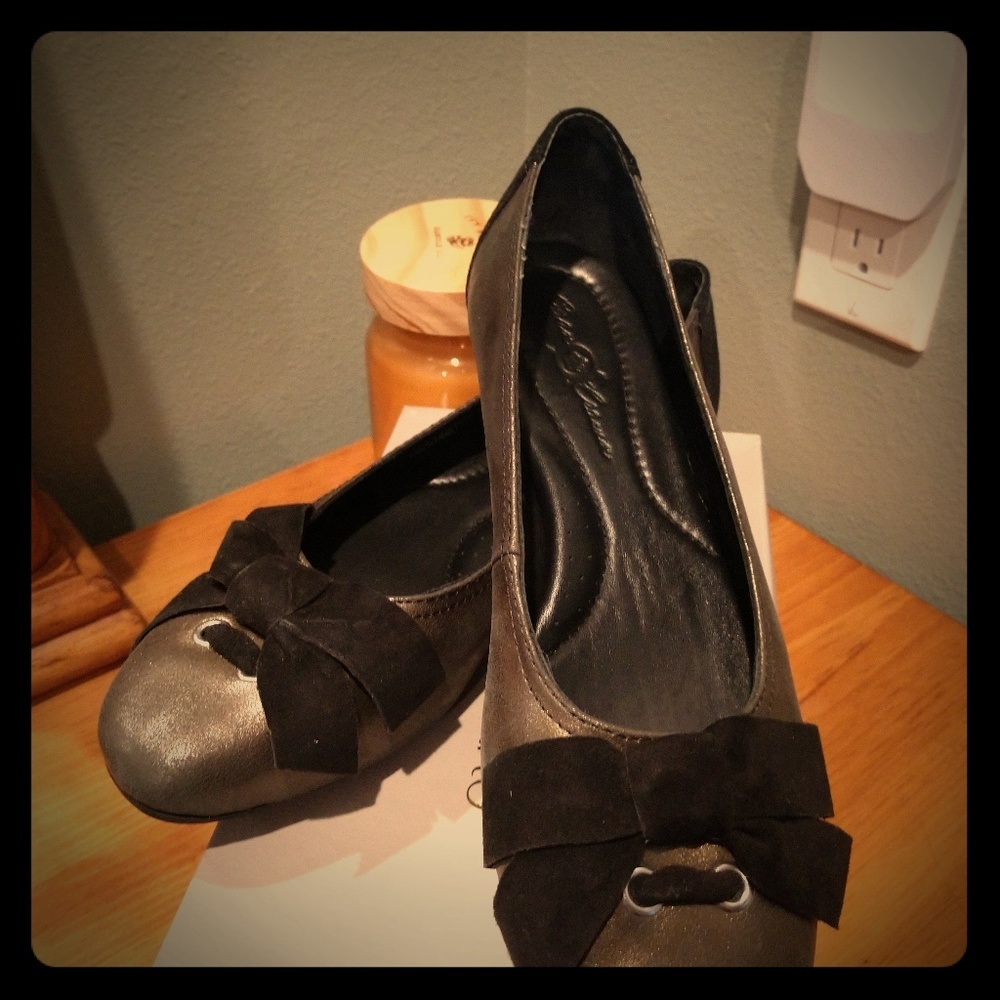 Cute metallic silver/olive flats with black bow